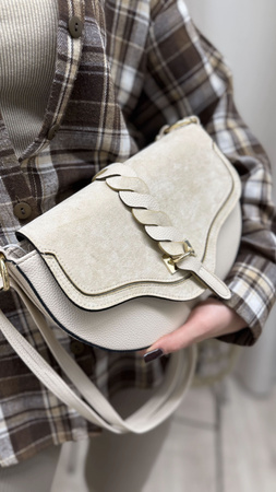 Torebka damska z klapką – zamszowa struktura i pleciony pasek MONNARI czarna