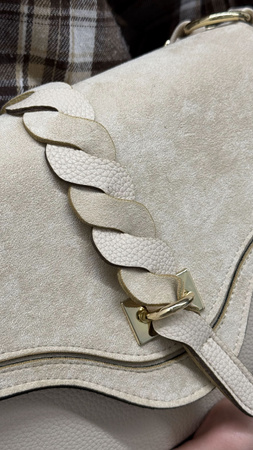 Torebka damska z klapką – zamszowa struktura i pleciony pasek Beż Laura biaggi